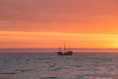 Uzun bir gemi Cape Town Güney Afrika batımına kapalı yelken doğal görüntü