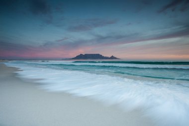 Blouberg plaj, dünyanın en iyi tatil yerlerinden biri görüldüğü gibi Masa Dağı Cape Town Güney Afrika üzerinde bulutlar çarpıcı