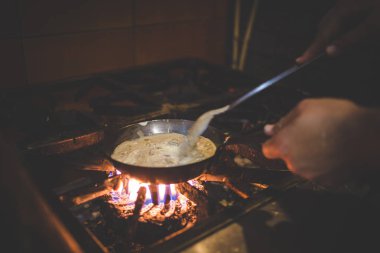 Görüntü bir rustik restoran mutfakta bir gurme yemek hazırlama bir şef kadar kapatın