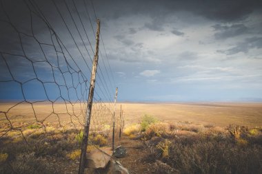 Tankwa Karoo Çölü gökyüzünde dramatik thunderclouds ile panoramik manzarası