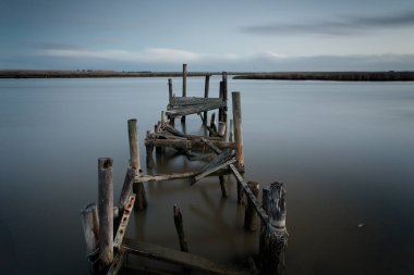 Geniş açılı manzara görüntüsünü Berg Nehri halicinin Güney Afrika West Coast üzerinde eski bir iskele