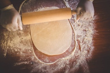 Görüntü hamur gurme ahşap ateş pizza üsler için dışarı inişli çıkışlı bir aşçı kadar kapatın