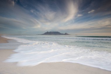 Blouberg plaj, dünyanın en iyi tatil yerlerinden biri görüldüğü gibi Masa Dağı Cape Town Güney Afrika üzerinde bulutlar çarpıcı
