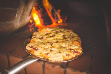 Pizza pizza fırından alınan gibi görüntü bir taze pişmiş gurme ahşap yakından ateş