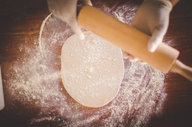 Görüntü hamur gurme ahşap ateş pizza üsler için dışarı inişli çıkışlı bir aşçı kadar kapatın