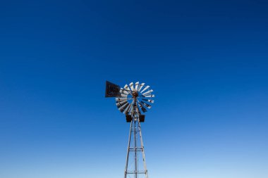 Bir windpump görüntü kadar kapatın / Güney Afrika karoo parlak mavi gökyüzünde karşı /windpomp yel değirmeni