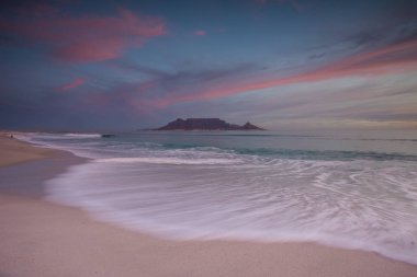 Blouberg plaj, dünyanın en iyi tatil yerlerinden biri görüldüğü gibi Masa Dağı Cape Town Güney Afrika üzerinde bulutlar çarpıcı