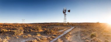 Bir windpump görüntü kadar kapatın / Güney Afrika karoo parlak mavi gökyüzünde karşı /windpomp yel değirmeni 