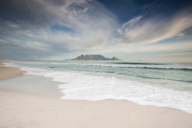 Blouberg plaj, dünyanın en iyi tatil yerlerinden biri görüldüğü gibi Masa Dağı Cape Town Güney Afrika üzerinde bulutlar çarpıcı