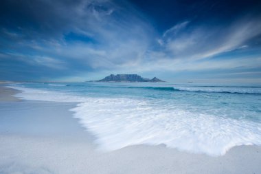 Blouberg plaj, dünyanın en iyi tatil yerlerinden biri görüldüğü gibi Masa Dağı Cape Town Güney Afrika üzerinde bulutlar çarpıcı