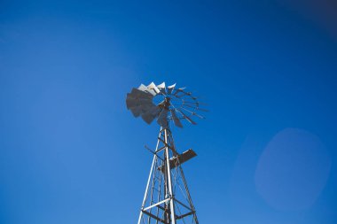 Bir windpump görüntü kadar kapatın / Güney Afrika karoo parlak mavi gökyüzünde karşı /windpomp yel değirmeni 