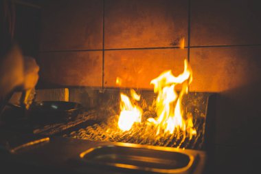 Bir gurme restoran ızgara alev olmak bir biftek yakın çekim