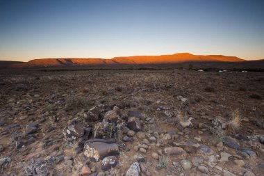 Tankwa Karoo Çölü gökyüzünde dramatik thunderclouds ile panoramik manzarası