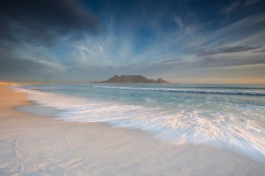 Blouberg plaj, dünyanın en iyi tatil yerlerinden biri görüldüğü gibi Masa Dağı Cape Town Güney Afrika üzerinde bulutlar çarpıcı