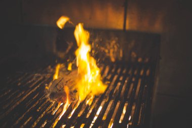 Bir gurme restoran ızgara alev olmak bir biftek yakın çekim