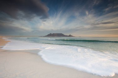 Blouberg plaj, dünyanın en iyi tatil yerlerinden biri görüldüğü gibi Masa Dağı Cape Town Güney Afrika üzerinde bulutlar çarpıcı