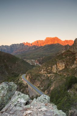 Dağlar Western Cape, Güney Afrika için günbatımı ve alacakaranlıkta Du Toitskloof üzerinden geçmek
