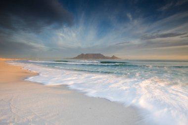 Blouberg plaj, dünyanın en iyi tatil yerlerinden biri görüldüğü gibi Masa Dağı Cape Town Güney Afrika üzerinde bulutlar çarpıcı