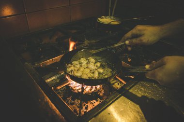 Görüntü bir rustik restoran mutfakta bir gurme yemek hazırlama bir şef kadar kapatın