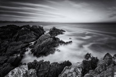 Kaya oluşumları ve Hint Okyanusu boyunca Garden Route Güney Afrika sahillerinde geniş açılı manzara görüntüsü