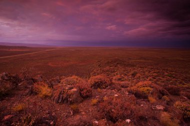 Tankwa Karoo Çölü gökyüzünde dramatik thunderclouds ile panoramik manzarası