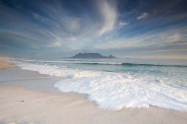 Blouberg plaj, dünyanın en iyi tatil yerlerinden biri görüldüğü gibi Masa Dağı Cape Town Güney Afrika üzerinde bulutlar çarpıcı
