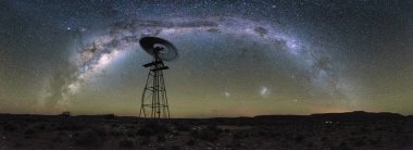 Bir windpump görüntü kadar kapatın / Güney Afrika karoo parlak mavi gökyüzünde karşı /windpomp yel değirmeni 