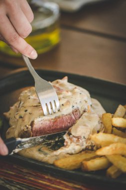 Mantar soslu lezzetli alev ızgara biftek görüntüsünü kapatmak