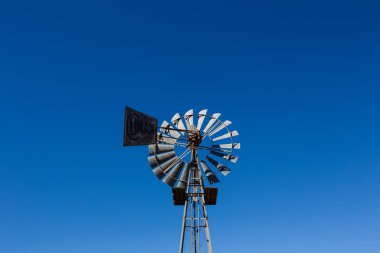 Bir windpump görüntü kadar kapatın / Güney Afrika karoo parlak mavi gökyüzünde karşı /windpomp yel değirmeni