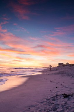 Blouberg plaj, dünyanın en iyi tatil yerlerinden biri görüldüğü gibi Masa Dağı Cape Town Güney Afrika üzerinde bulutlar çarpıcı