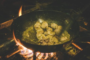Görüntü bir rustik restoran mutfakta bir gurme yemek hazırlama bir şef kadar kapatın
