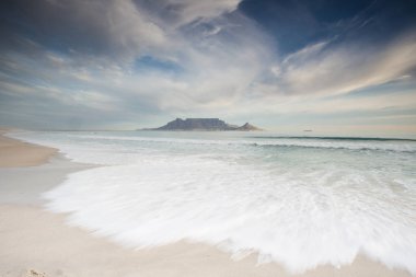 Blouberg plaj, dünyanın en iyi tatil yerlerinden biri görüldüğü gibi Masa Dağı Cape Town Güney Afrika üzerinde bulutlar çarpıcı