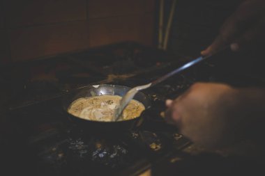 Görüntü bir rustik restoran mutfakta bir gurme yemek hazırlama bir şef kadar kapatın