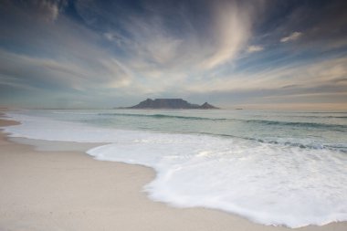 Blouberg plaj, dünyanın en iyi tatil yerlerinden biri görüldüğü gibi Masa Dağı Cape Town Güney Afrika üzerinde bulutlar çarpıcı