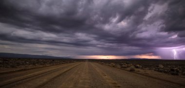 Tankwa Karoo Çölü gökyüzünde dramatik thunderclouds ile panoramik manzarası