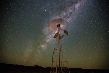Bir windpump görüntü kadar kapatın / Güney Afrika karoo parlak mavi gökyüzünde karşı /windpomp yel değirmeni 