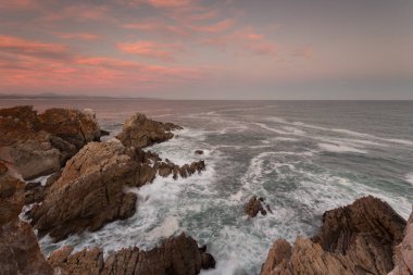 Kaya oluşumları ve Hint Okyanusu boyunca Garden Route Güney Afrika sahillerinde geniş açılı manzara görüntüsü