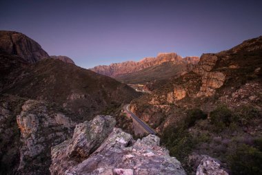 Dağlar Western Cape, Güney Afrika için günbatımı ve alacakaranlıkta Du Toitskloof üzerinden geçmek