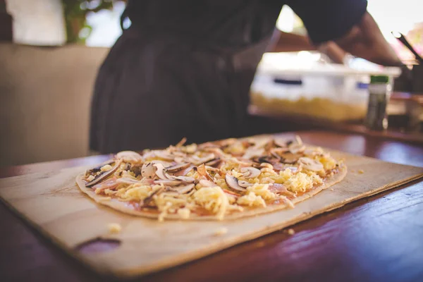 クローズ アップ グルメ木発射されたピザにトッピングやチーズを追加料理のイメージ — ストック写真