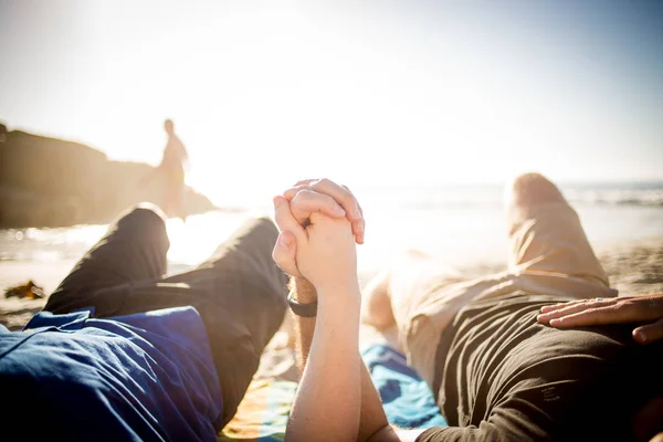 Cape town Güney Afrika sahilde elele bir gay erkek çift görüntü kadar kapatın