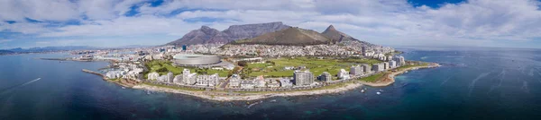 Ön plan ve Masa Dağı bir zemin olarak Güney Afrika Cape town Greenpoint ile üzerinden panoramik havadan görünümü
