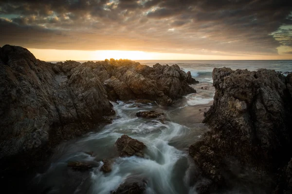 Vacker Solnedgång Över Sandstensklipporna Längs Kusten Kelders Gansbaai Overberg Sydafrika — Stockfoto