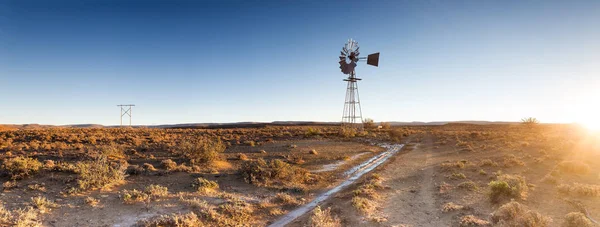 Windpump Windpomp 在南非卡鲁的明亮蓝天上的图像 — 图库照片