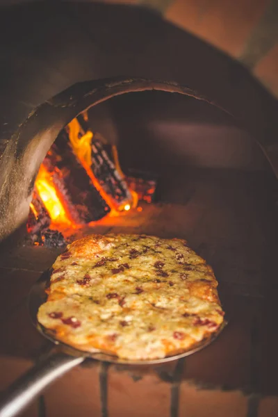 焼きたてグルメ木材のイメージに近い解雇ピザ オーブンの外に運ばれる — ストック写真