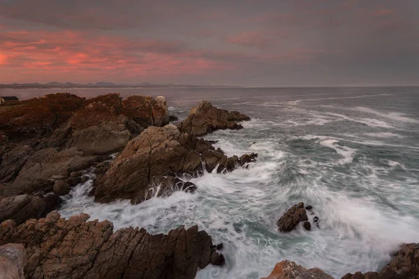 岩とインド洋 南アフリカのガーデン ルート海岸に沿っての広角風景イメージ — ストック写真