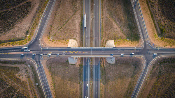 Вид с воздуха на развязку шоссе в часы пик
.