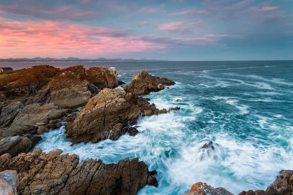 岩とインド洋 南アフリカのガーデン ルート海岸に沿っての広角風景イメージ — ストック写真