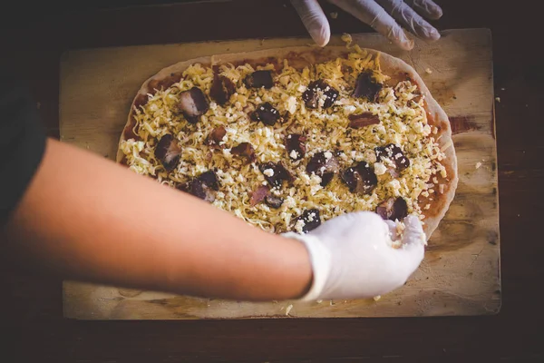 Закрыть Образ Повара Добавляющего Пиццу Десерты Сыр — стоковое фото