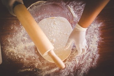 Görüntü hamur gurme ahşap ateş pizza üsler için dışarı inişli çıkışlı bir aşçı kadar kapatın