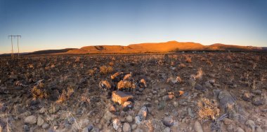 Tankwa Karoo Çölü gökyüzünde dramatik thunderclouds ile panoramik manzarası